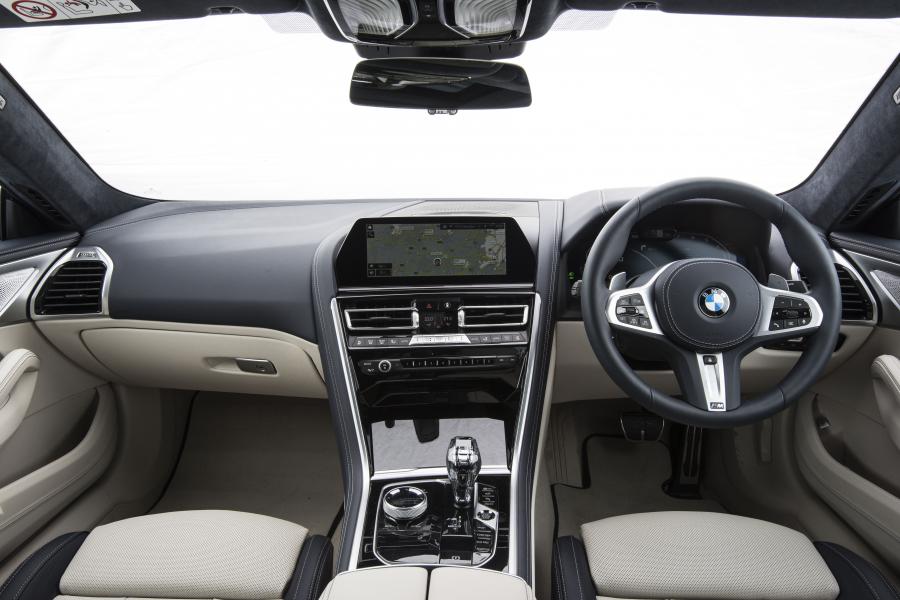 Торпедо BMW M850i xDrive Gran Coupe (G16) 2019 года  (UK) (фото 4 из 7)